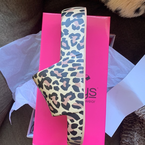 Corey’s Leopard Slides - Picture 4 of 6